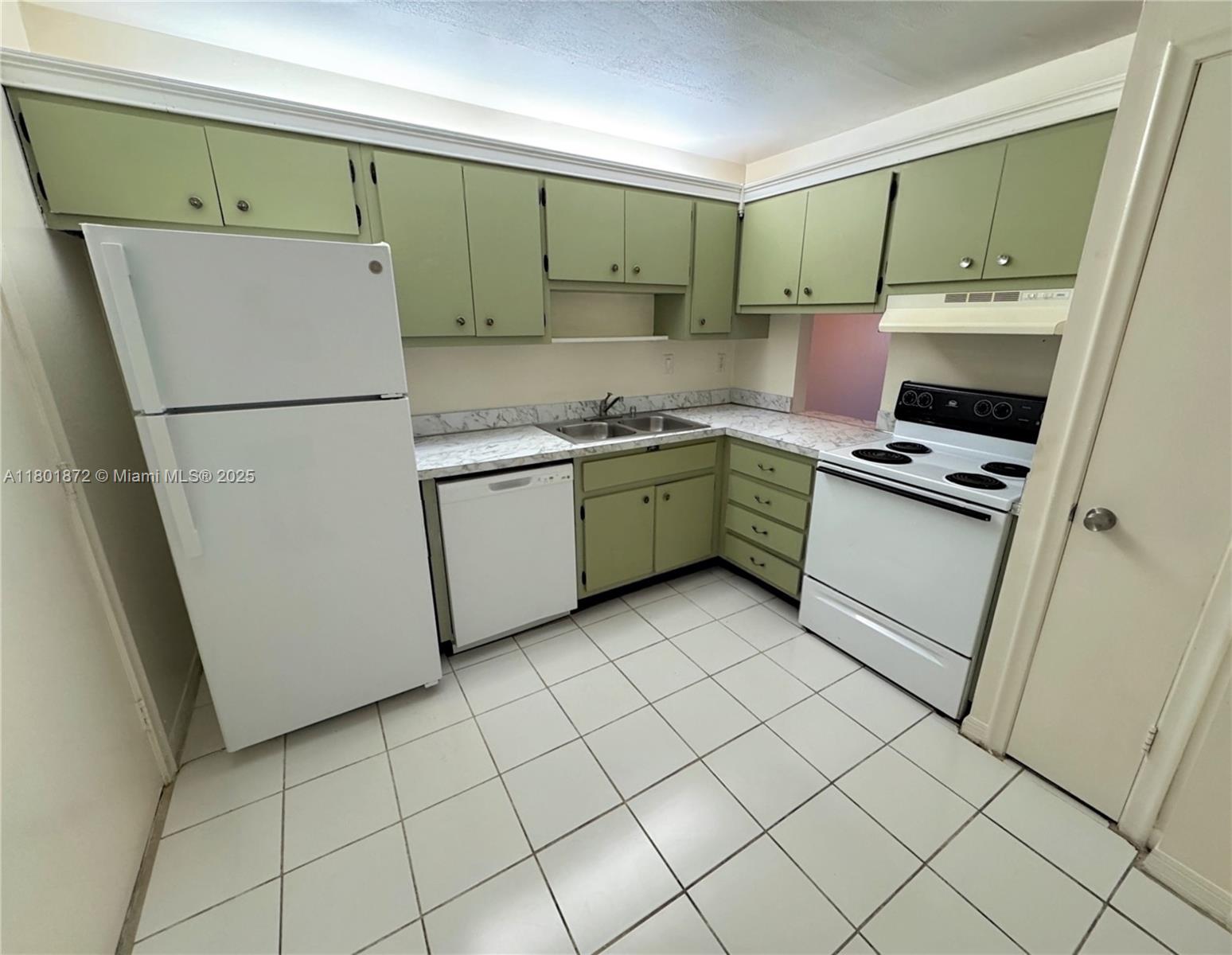 Rental Property at 2060 Nw 48th Ter 216, Lauderhill, Miami-Dade County, Florida - Bedrooms: 1 
Bathrooms: 1  - $1,295 MO.