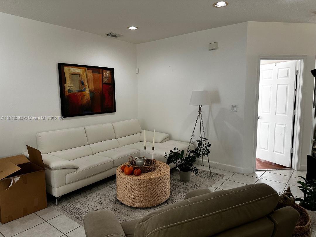 DORAL MEADOWS 1ST ADDN - Residential Lease