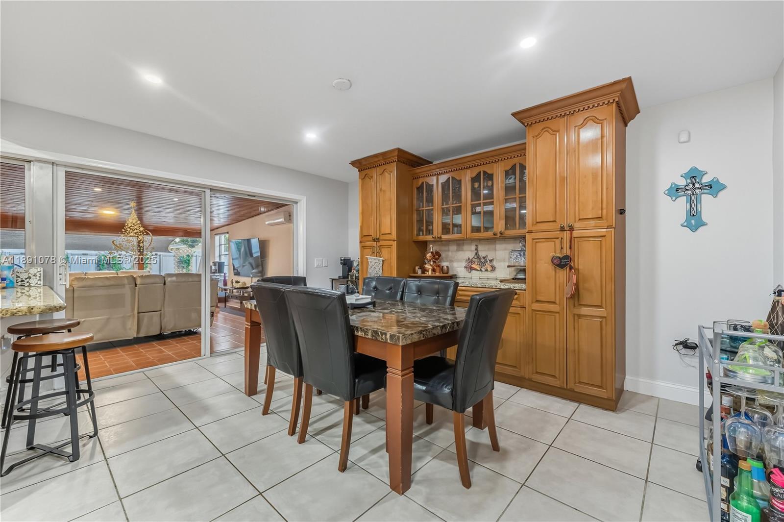 SAN SEBASTIAN UNIT NO 5 - Residential