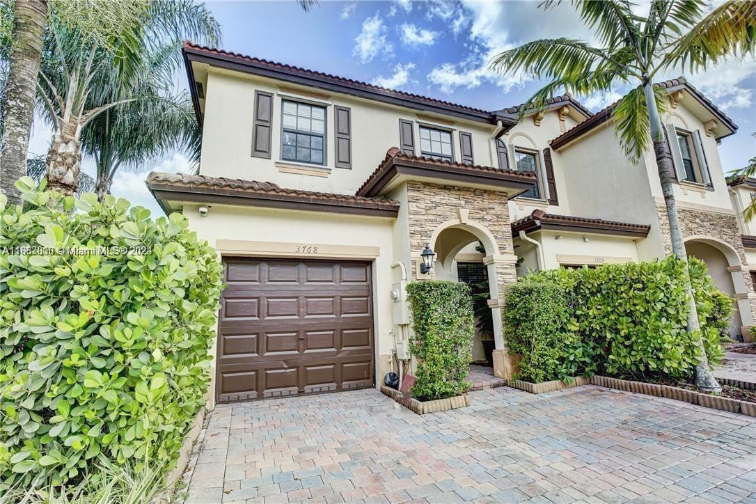 Beautiful and well kept corner unit townhome in Umbria at Vineyards. Property features 3 bedrooms; 2.5 bathrooms and Den/office space. All 3 bedrooms are on the second floor. Laminate/wood-like floors throughout that are anti-scratch and waterproof and granite countertops in kitchen. Fenced patio with a quiet lake view. SELLER financing available.