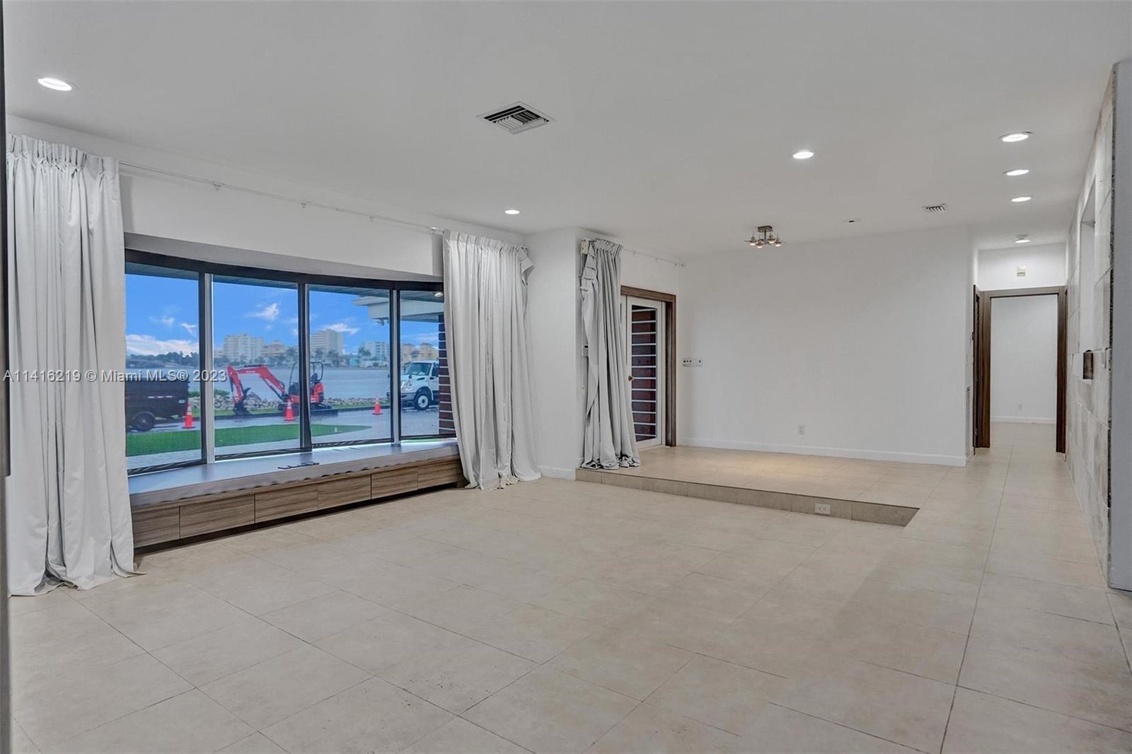 HOLLYWOOD LAKES SECTION - Residential