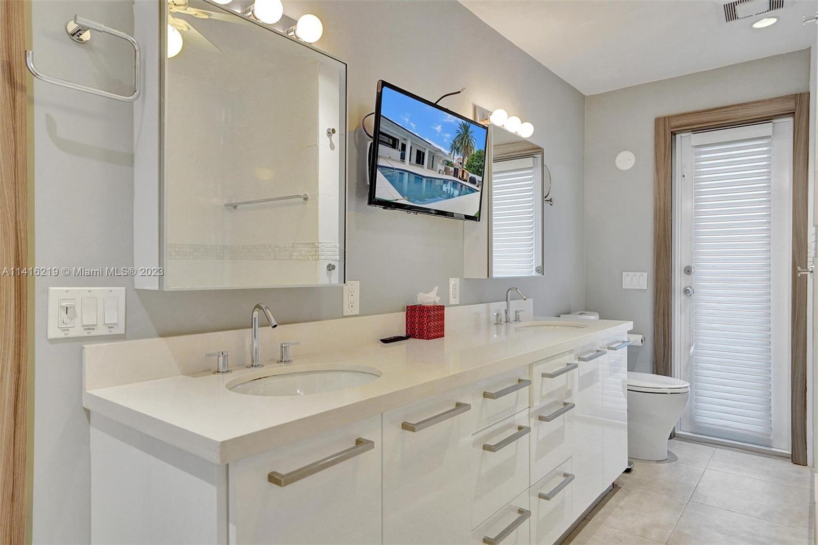 HOLLYWOOD LAKES SECTION - Residential