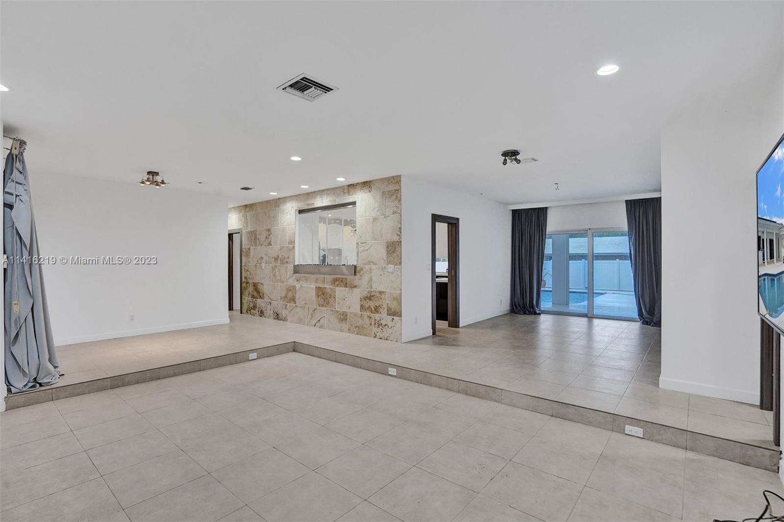 HOLLYWOOD LAKES SECTION - Residential