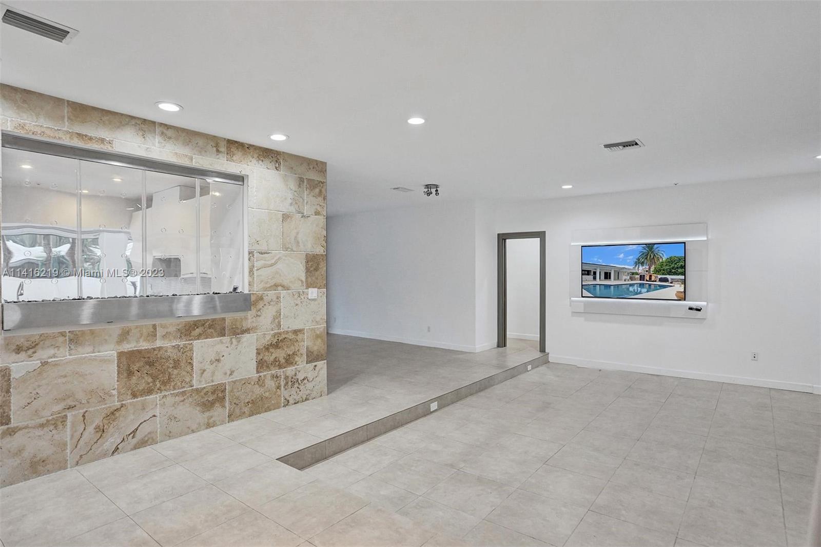 HOLLYWOOD LAKES SECTION - Residential