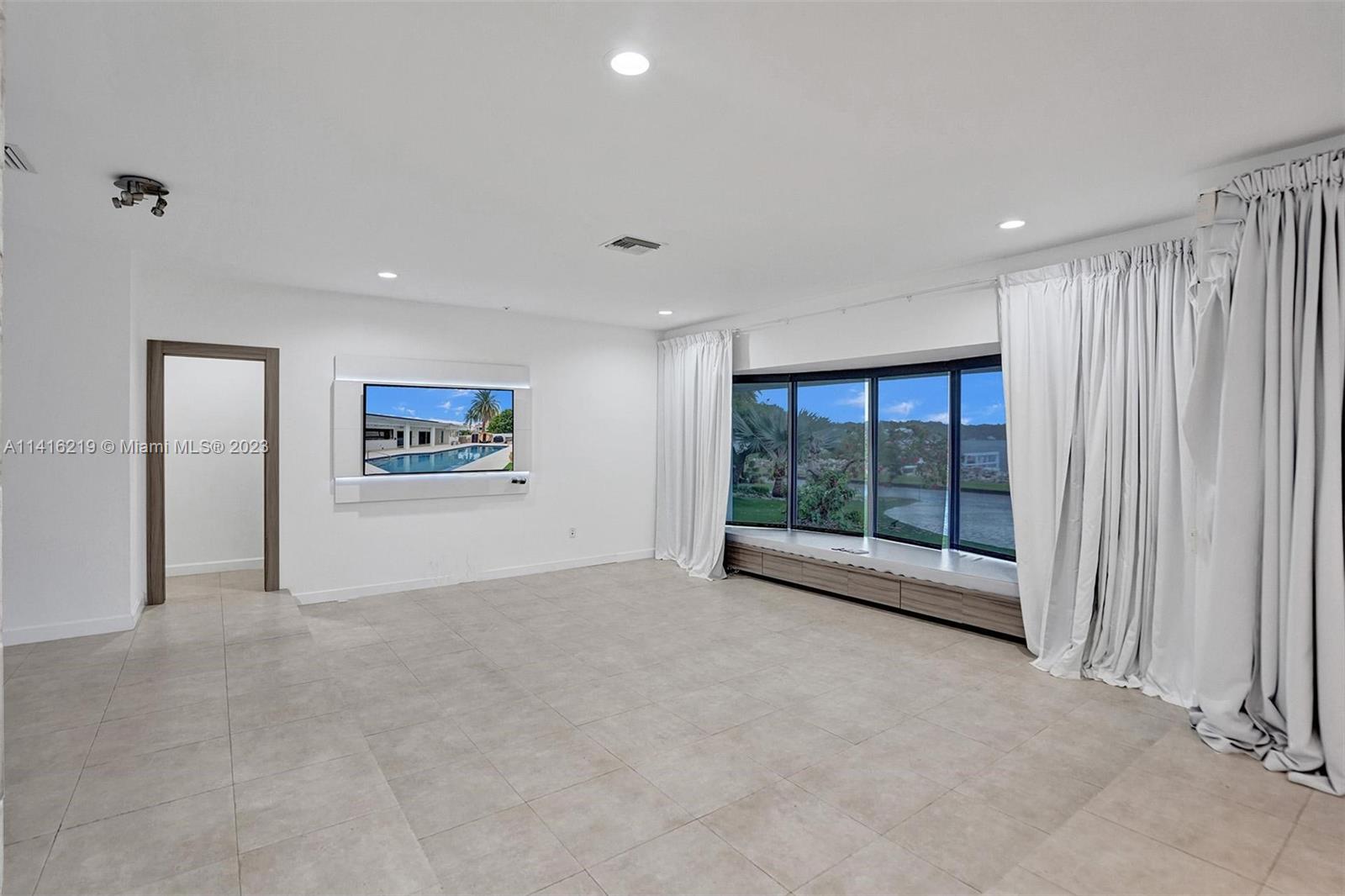 HOLLYWOOD LAKES SECTION - Residential