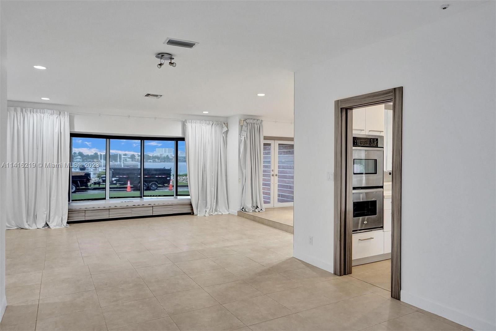 HOLLYWOOD LAKES SECTION - Residential