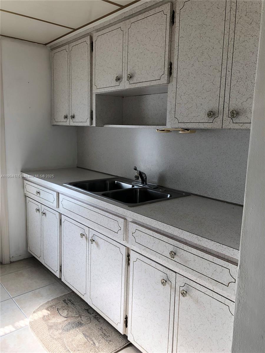 PELL MANOR CONDOMINIUM II - Residential Lease