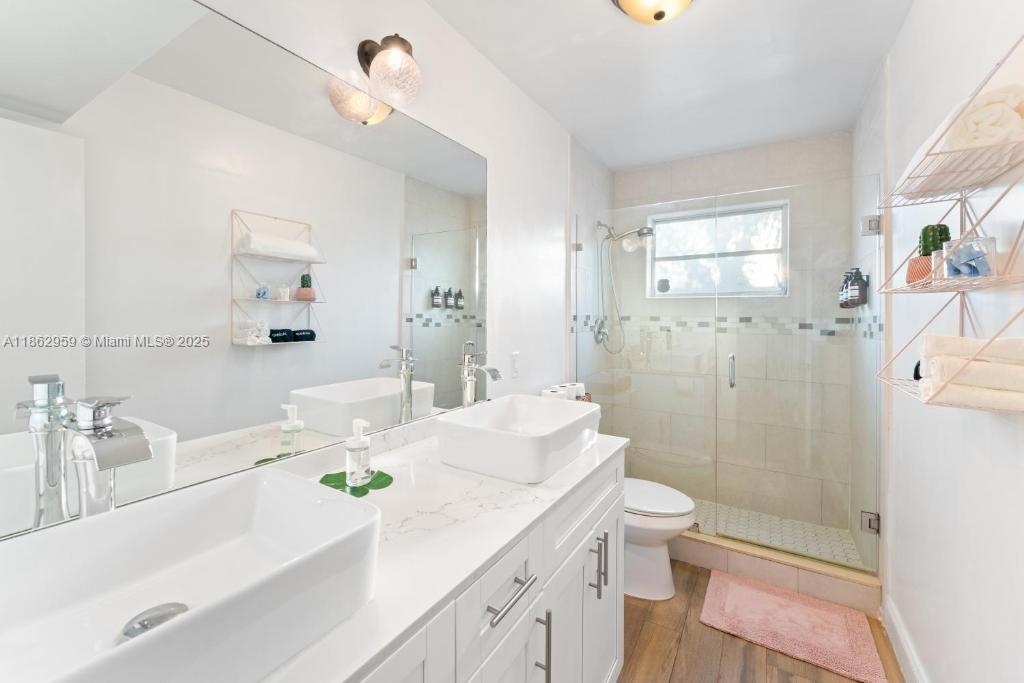 HOLLYWOOD HILLS - Residential Lease