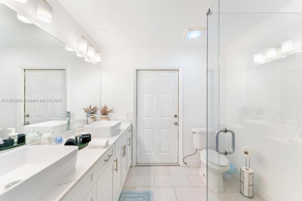 HOLLYWOOD HILLS - Residential Lease