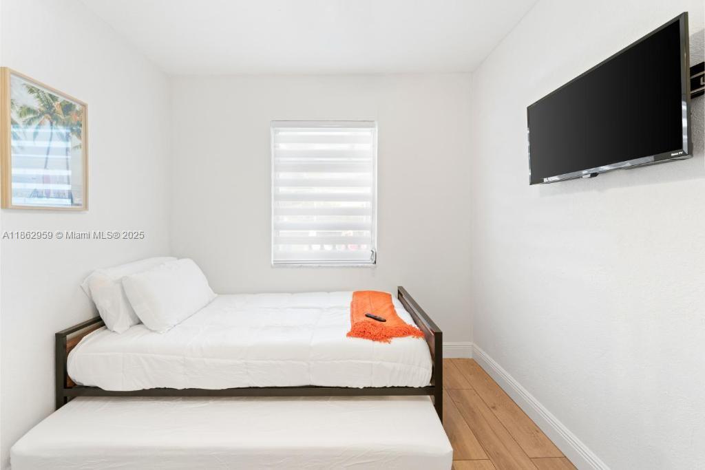 HOLLYWOOD HILLS - Residential Lease