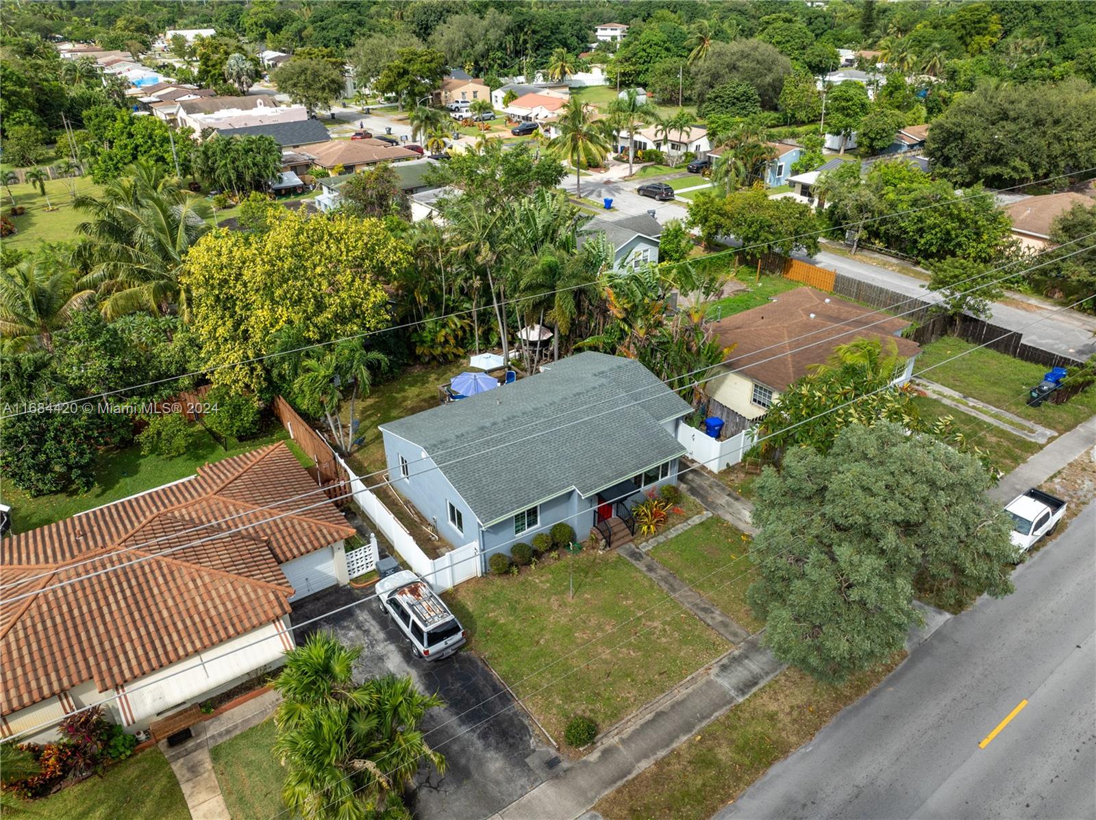 HOLLYWOOD LITTLE RANCHES - Residential