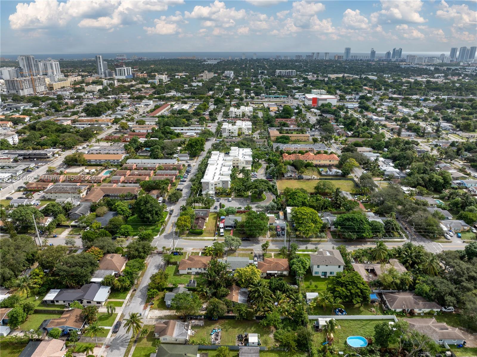 HOLLYWOOD LITTLE RANCHES - Residential