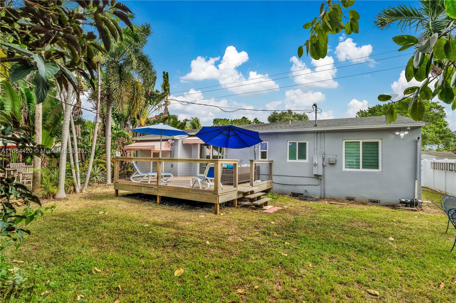 HOLLYWOOD LITTLE RANCHES - Residential