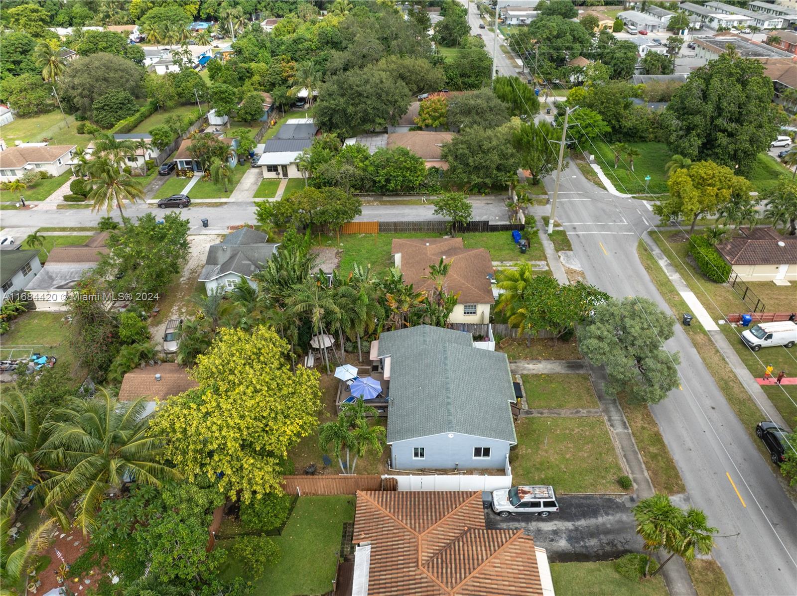 HOLLYWOOD LITTLE RANCHES - Residential