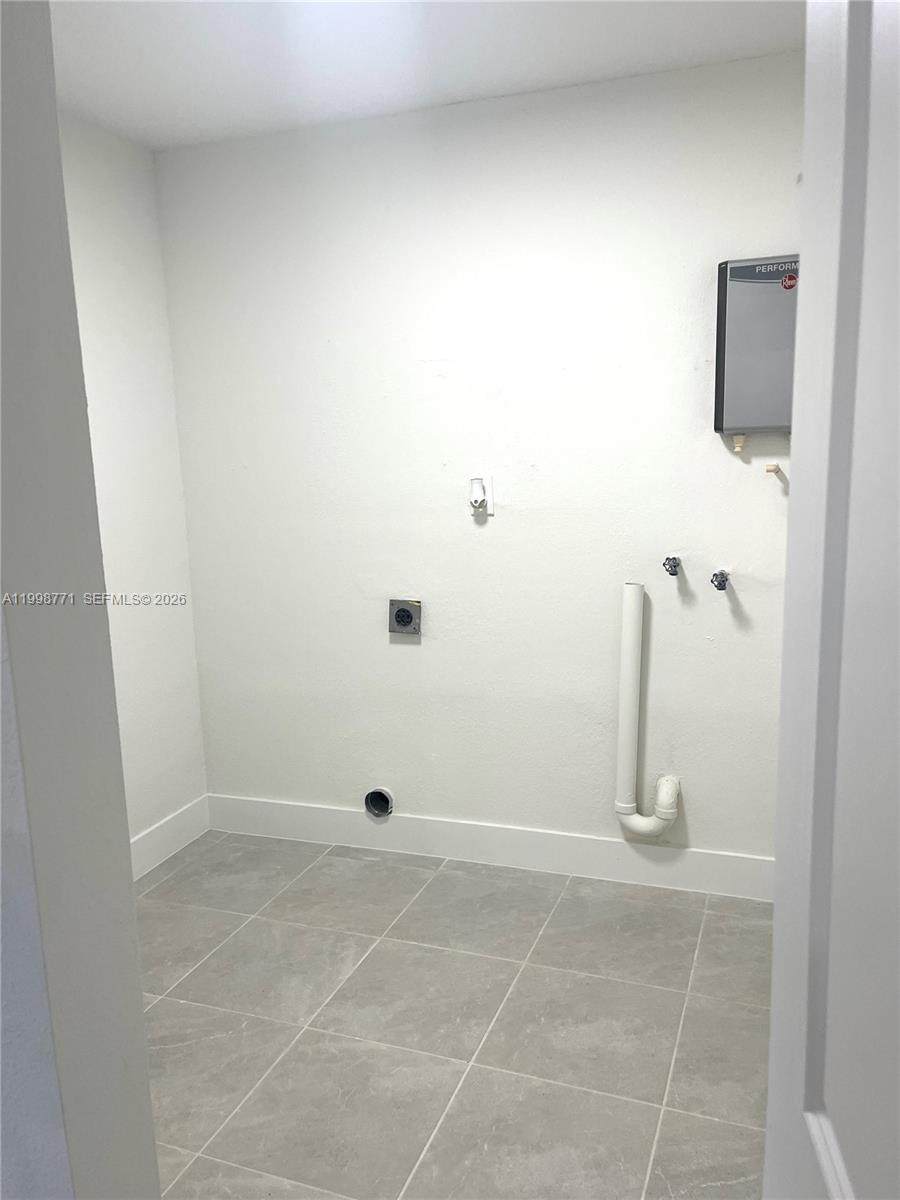 AVOCADO VILLAS - Residential Lease