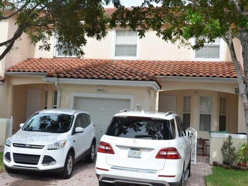 UNAPPROVED SHORT SALE IN DORAL CHASE. 1 BEDROOM AND BATHROOM DOWNSTAIRS. DEN CAN BE CONVERTED INTO AN ADDITIONAL BEDROOM. PROPERTY NEEDS TLC. APPLIANCES NOT INCLUDED IN THE PURCHASE. PURCHASE PRICE AND COMMISSION SUBJECT TO LENDER'S APPROVAL. COMMISSION W ILL BE SPLIT 50/50.