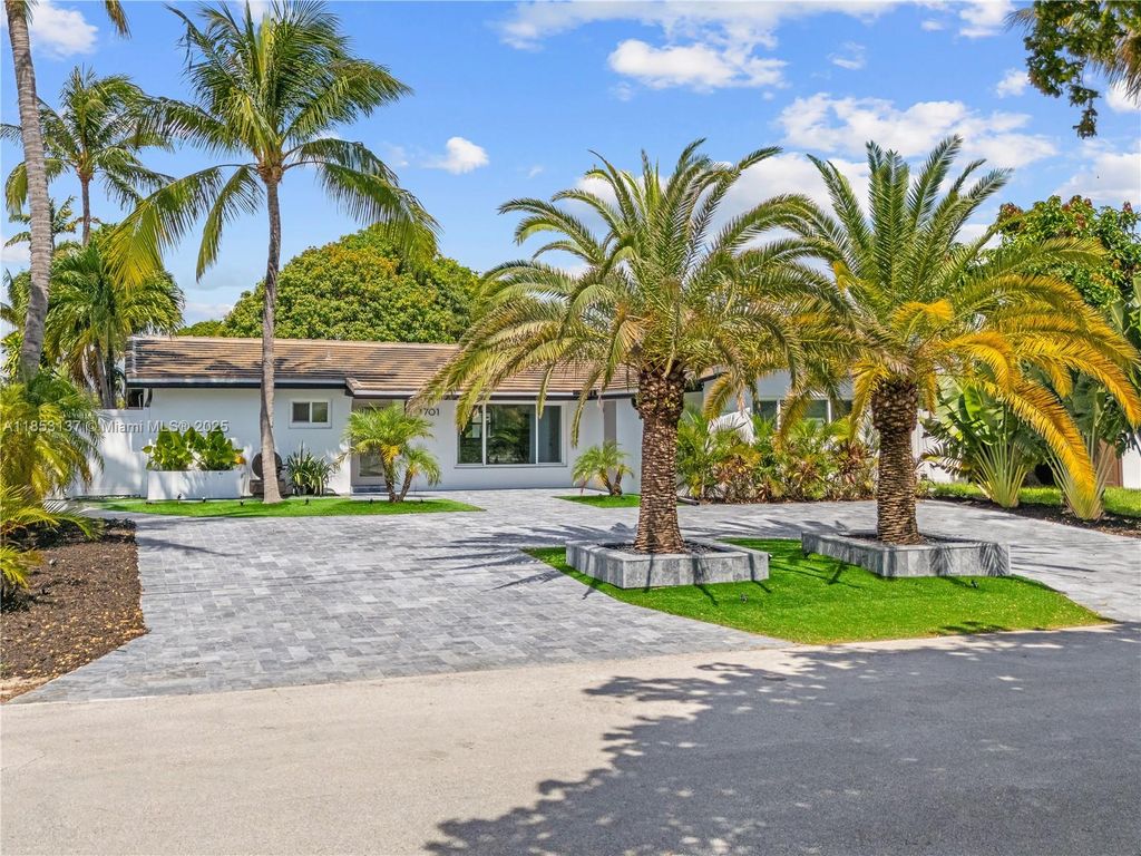 Photo of 1701 SW 3rd Ave, Pompano Beach, FL 33060 (MLS # A11853137)