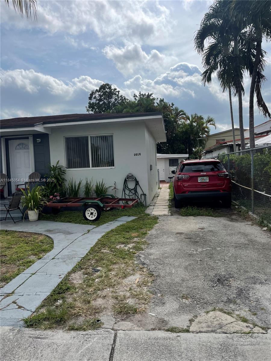 Unique Triplex Conversion — Investment Opportunity!
A duplex being transformed into a triplex with three separate units:
Fully rented
Unit 1:** 2 beds, 1 bath
Unit 2:** 3 bed 1 bath
Unit 3:**— 1 bed, 1 bath
Separate entrances & utilities. Perfect for rental income or multi-family living.