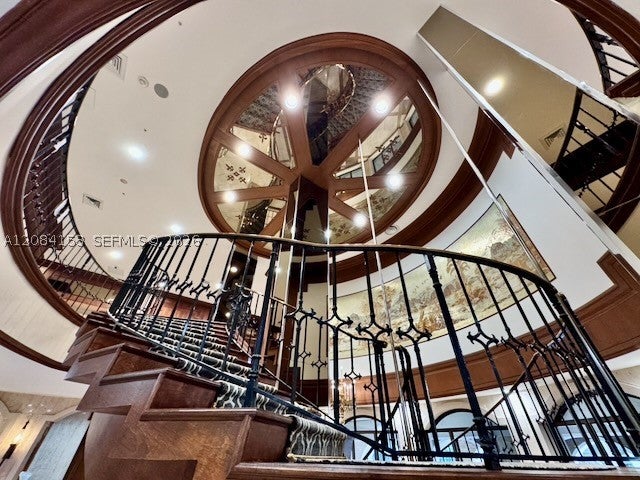 6039 Collins Ave 833