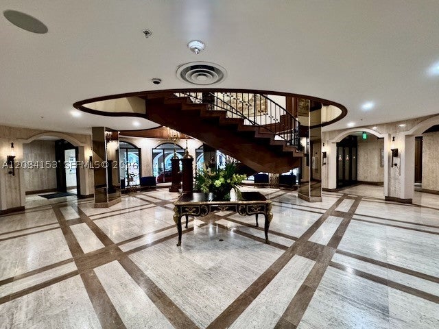 6039 Collins Ave 833