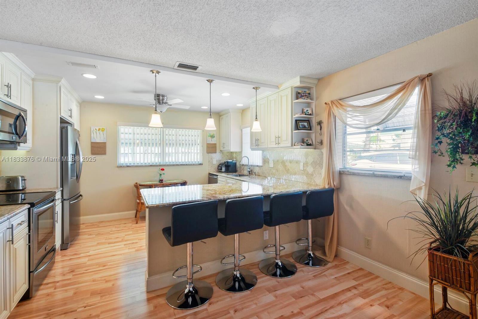 841 Meadowlark Ln