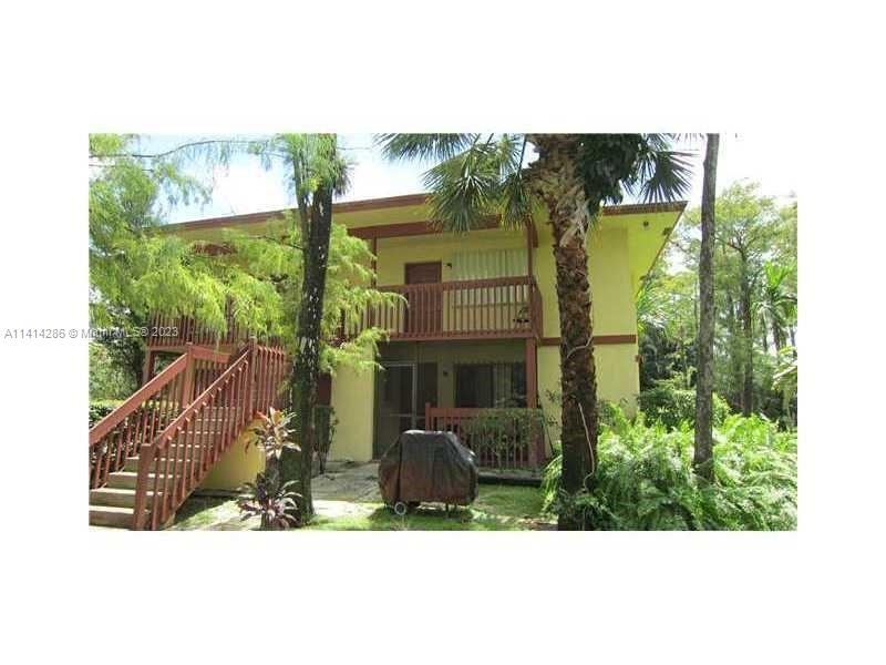 Corner unit on the 2nd floor, central heat & cold air, washer/dryer inside the unit. The property is close to shopping, restaurants & public transportation. New floor, freshly painted and clean.