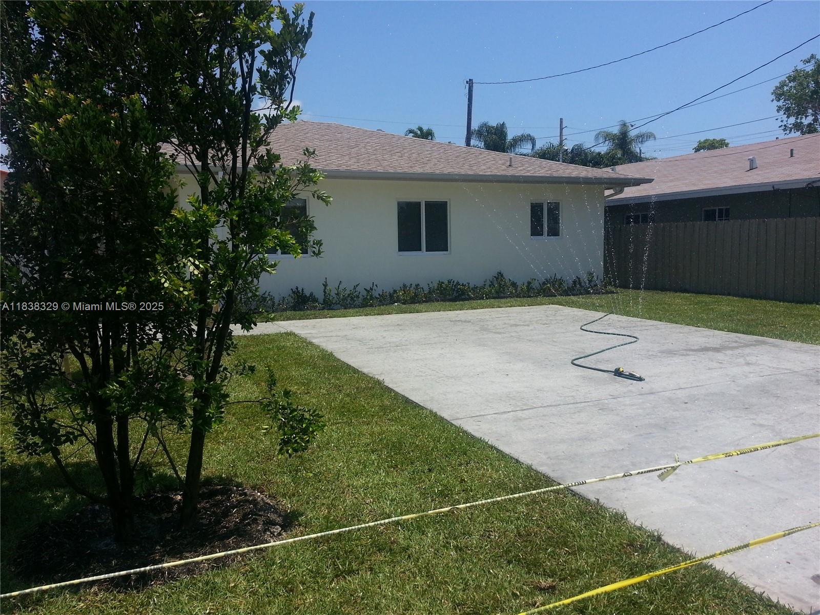 Beautiful duplex great location in Miami, great neighbors, 2 parking spaces, covered patio, private yard, window treatments, built-in closets, washer and dryer inside unit, 9-foot ceilings, granite tops, porcelain floors, spacious rooms, linen closet. NO PETS ALLOWED