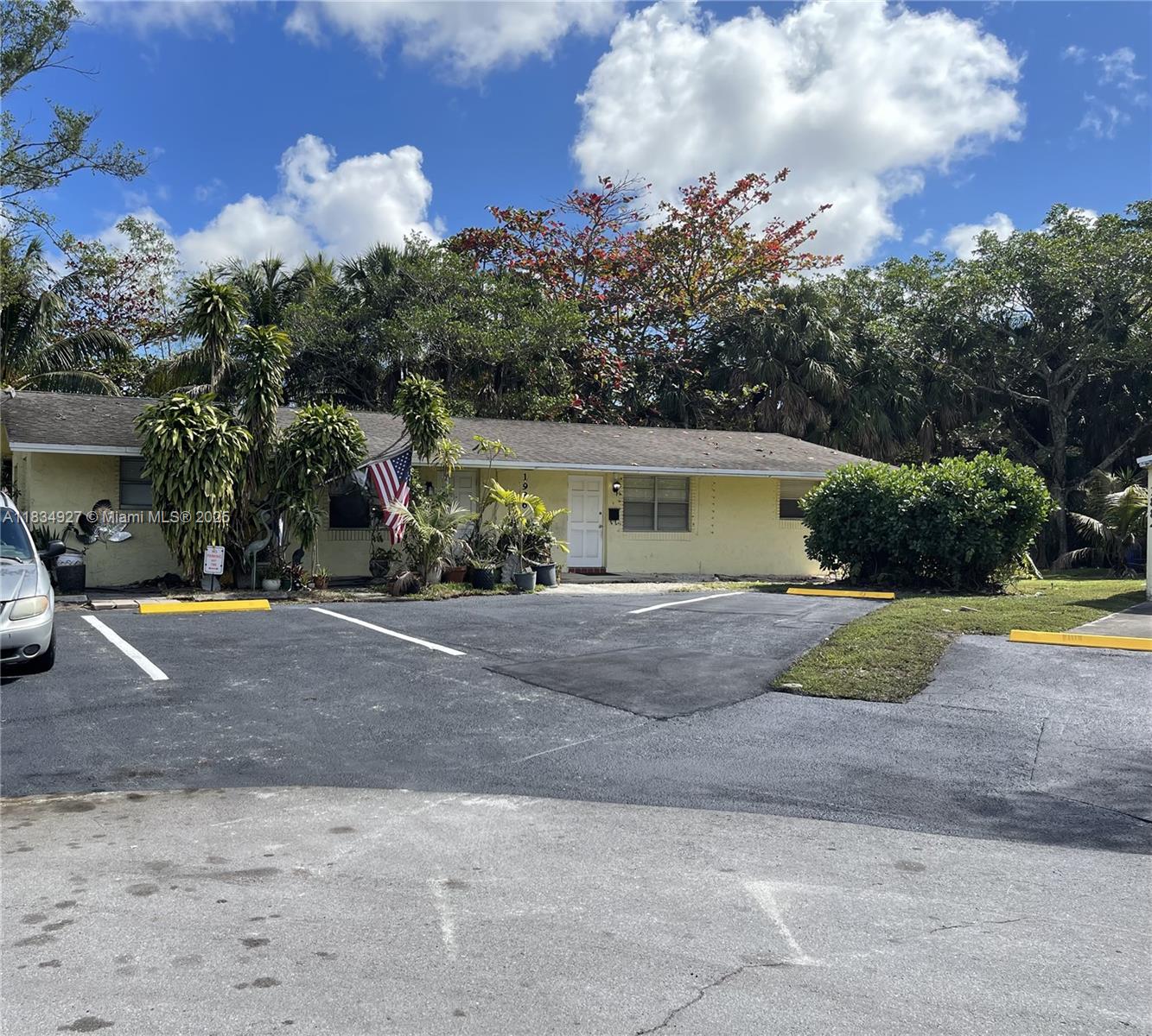NICE AND BRIGHT, RENOVATED 2BED/1 BATH UNIT, IN THE QUIET AREA OF RIVERLAND, ALL TILES AROUND, WASHER & DRYER INSIDE, NEW KITCHEN, OVERLOOKING TO SMALL CANAL. NO HOA, FAST APPROVAL, PLENTY OF PARKING, WELL MAINTAINED UNIT, EASY TO SHOW. GOOD CREDIT, PROOF OF INCOME, NO CRIMINAL OR EVICTION REPORTS, FIRST, LAST AND SECURITY DEPOSITS ARE REQUIRED. DOGS OK