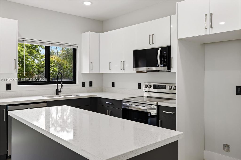 Photo of 122 NW 5th Ave, Hallandale Beach, FL 33009 (MLS # A11989073)