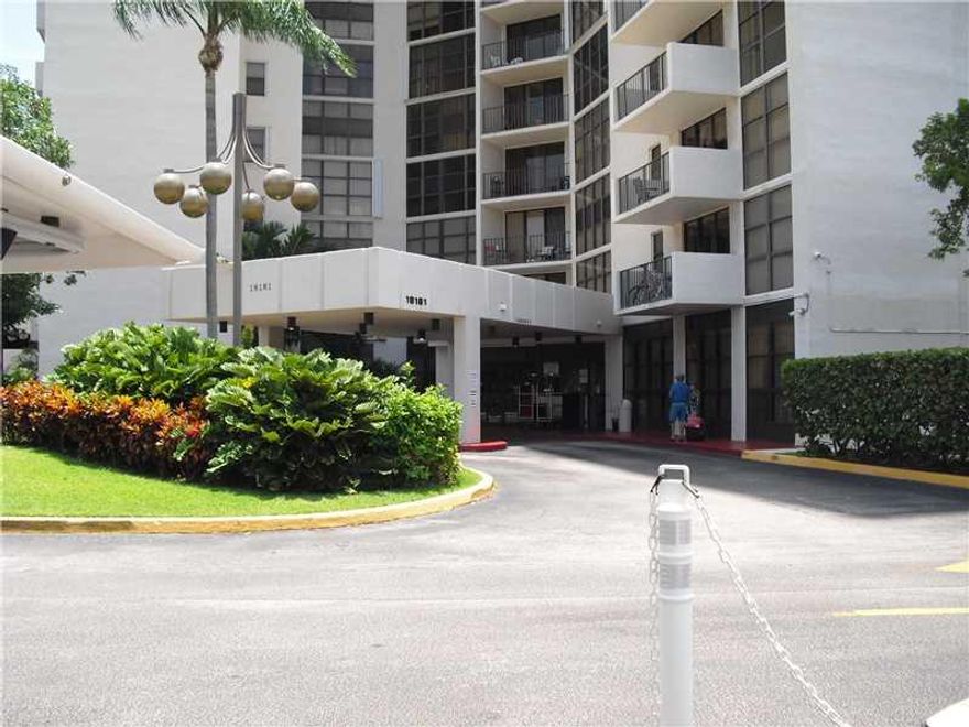 GREAT WATER VIEWS FROM THIS HIGH FLOOR 2BED/2BATH. SECURE BUILDING W/ DOORMAN, 24 HR SECURITY  & VALET.  AMENITIES INCLUDE 2 POOLS, EXERCISE ROOM, TENNIS COURTS, CLOSE TO AVENTURA MALL, RESTAURANTS, SCHOOLS & PUBLIC TRANSPORTATION.  OFFERED FURNISHED IN O RIGINAL, PRISTINE CONDITION.