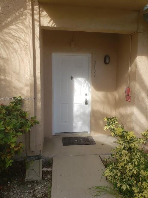 Beautiful unit one bedroom and one bathroom on the first floor, in great community with pool , playground, excise room in the heart of Sunrise.