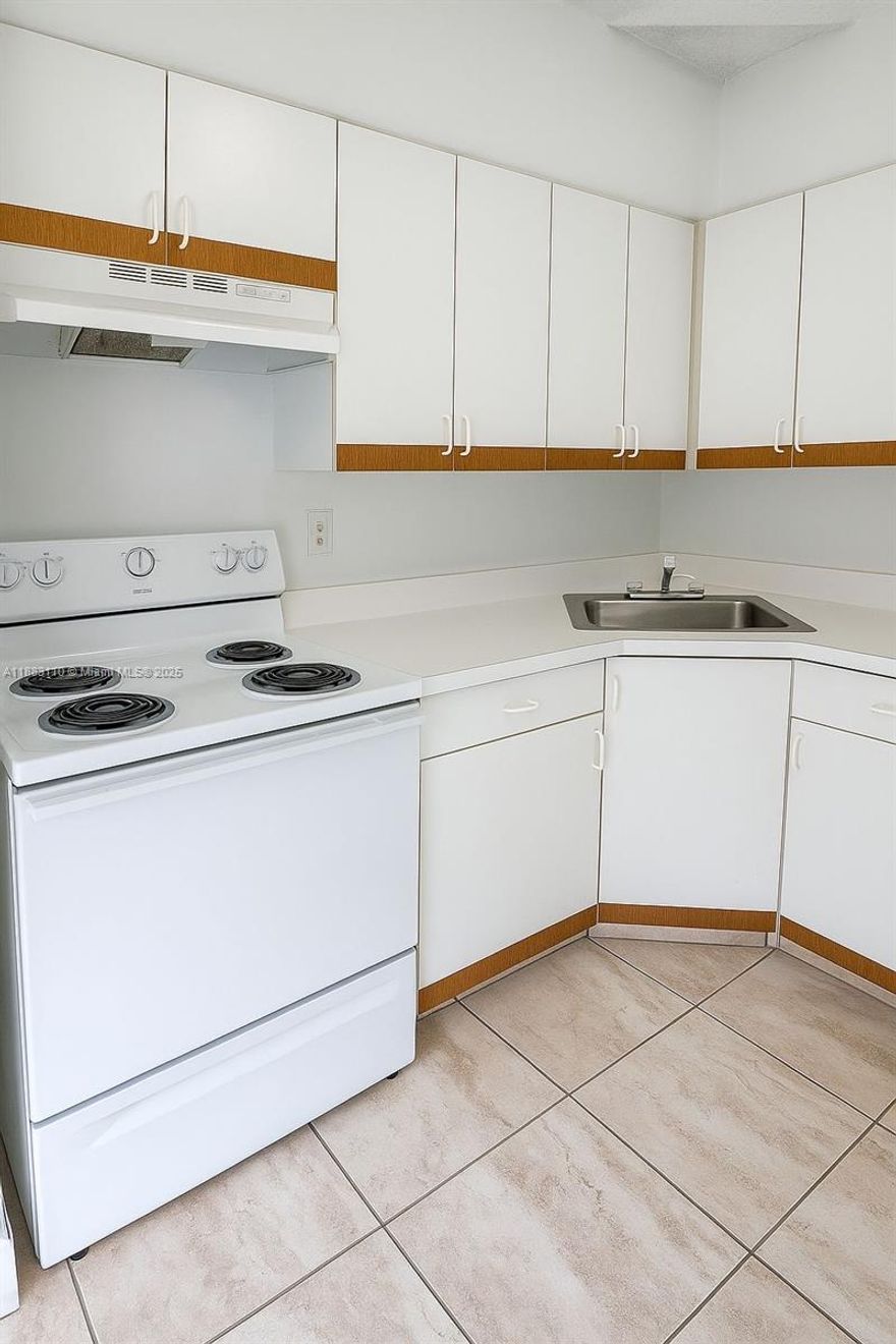 Beautiful 1-bedroom, 1-bath apartment just 5 minutes from Downtown Miami and Wynwood, with quick access to I-95 and close to shops and restaurants in the heart of the city.
This first-floor unit features an open living and kitchen layout, assigned parking, and on-site washer and dryer facilities. Ideal for couples or small families.
Available for immediate move-in with a fast and simple approval process.