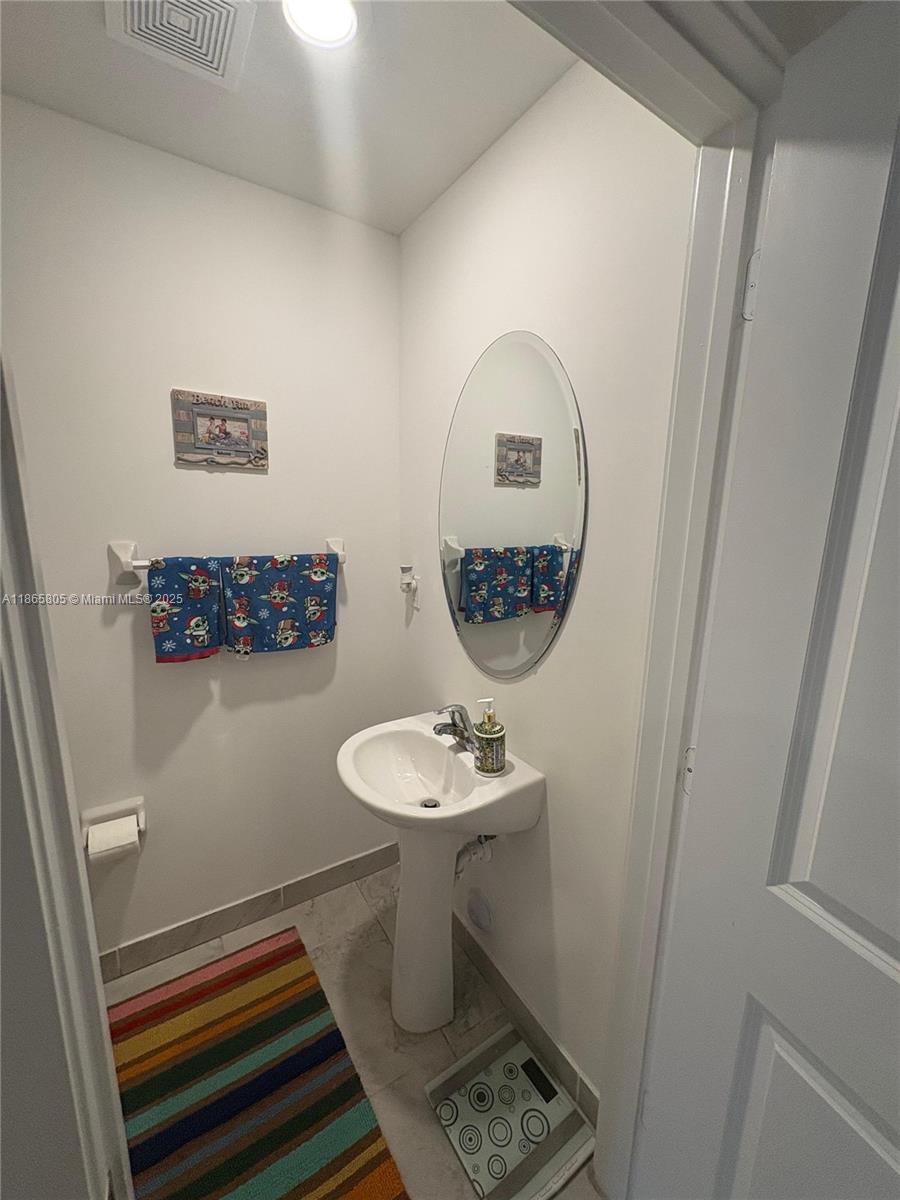 TROPICAL BREEZE TOWNHOUSE - Residential