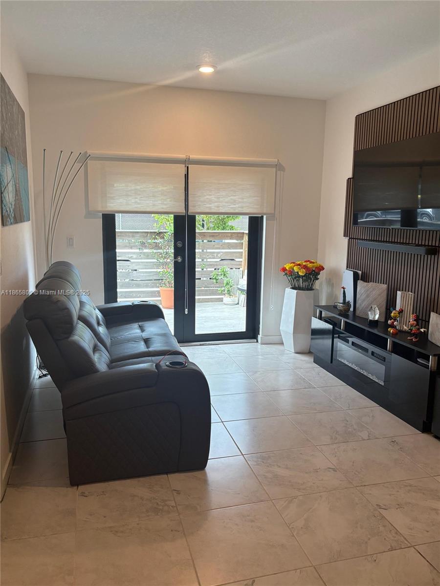 TROPICAL BREEZE TOWNHOUSE - Residential