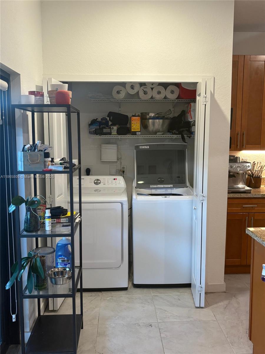 TROPICAL BREEZE TOWNHOUSE - Residential