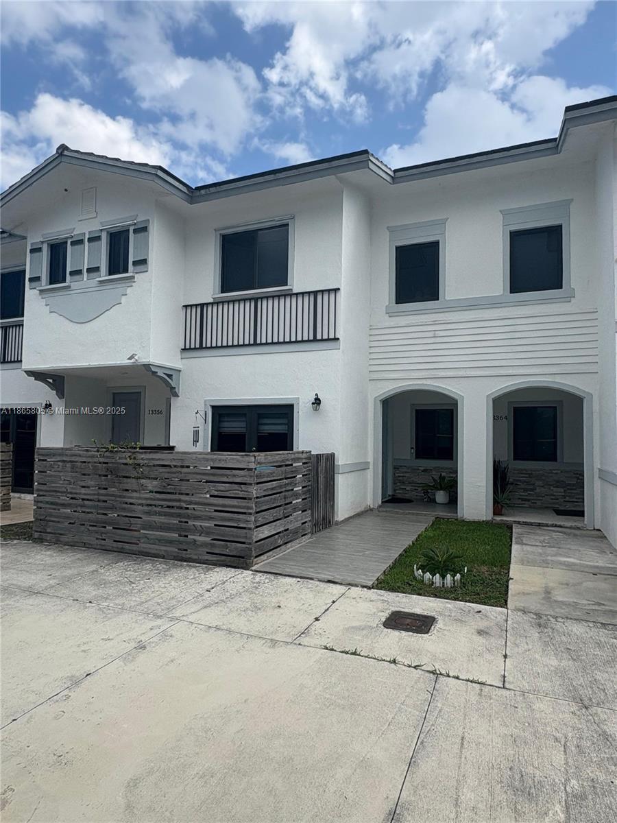 Hello hello, don't miss the opportunity to come visit us, your best option in the heart of Homestead, a great opportunity for a growing family, three bedrooms and two and a half bathrooms, an almost new construction completed in 2020, configured with two living rooms for family enjoyment, a terrace for family barbecues and plenty of security since the property is completely fenced, see you soon.