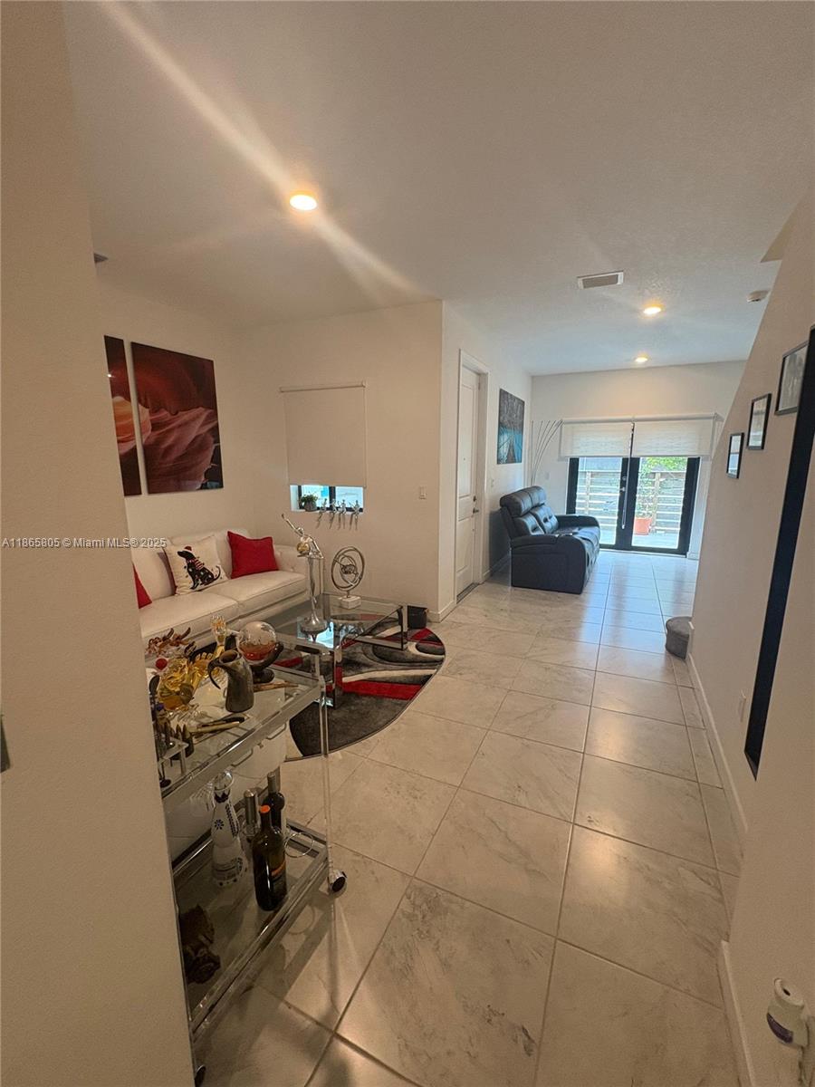 TROPICAL BREEZE TOWNHOUSE - Residential