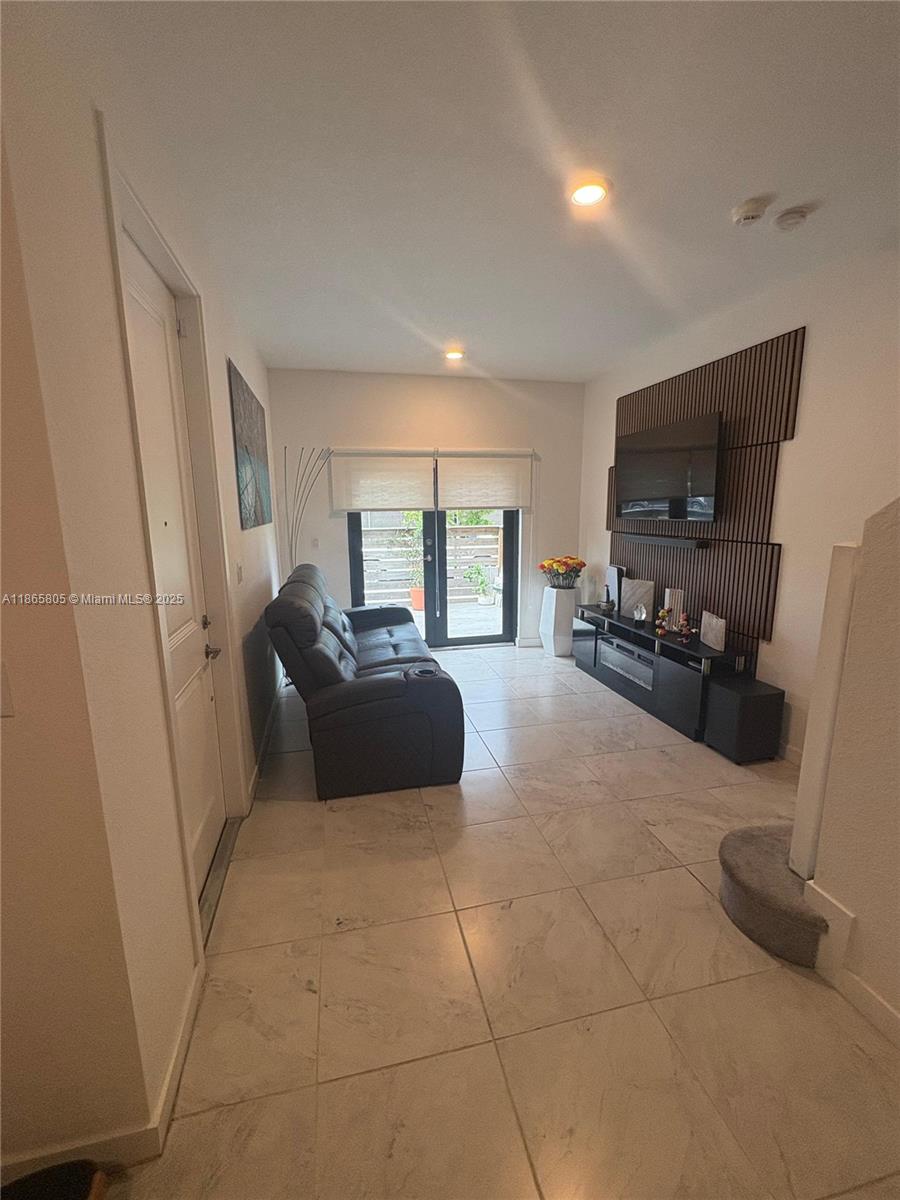 TROPICAL BREEZE TOWNHOUSE - Residential