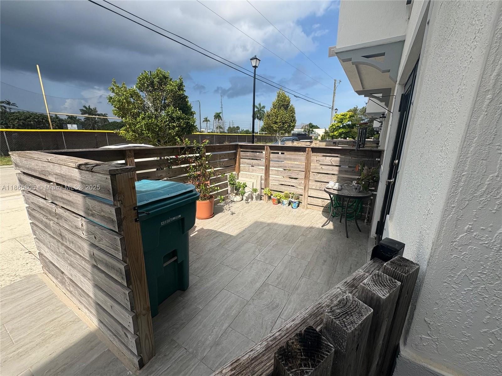 TROPICAL BREEZE TOWNHOUSE - Residential