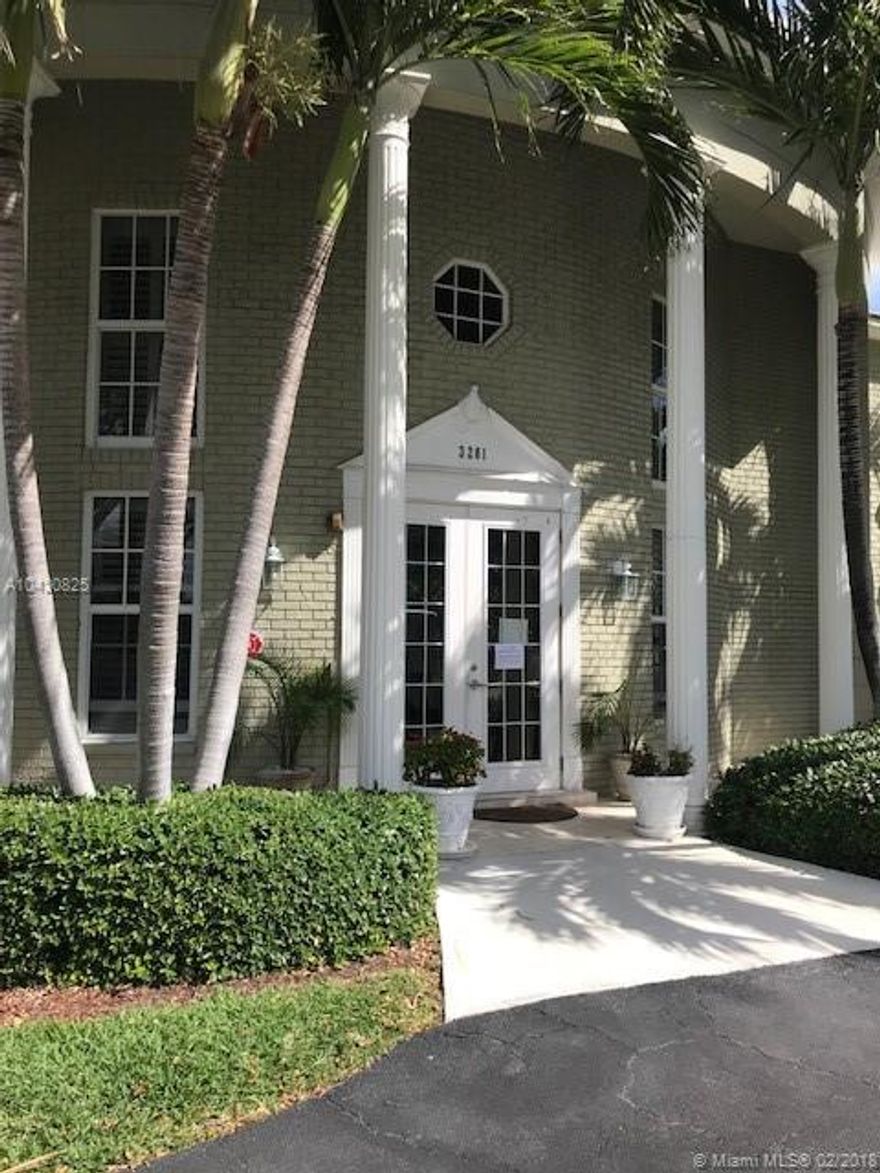 SPACIOUS TWO BEDROOM ON DEEP WATER CANAL. WALKING DISTANCE TO BEACH, SHOPPING AND RESTAURANTS.