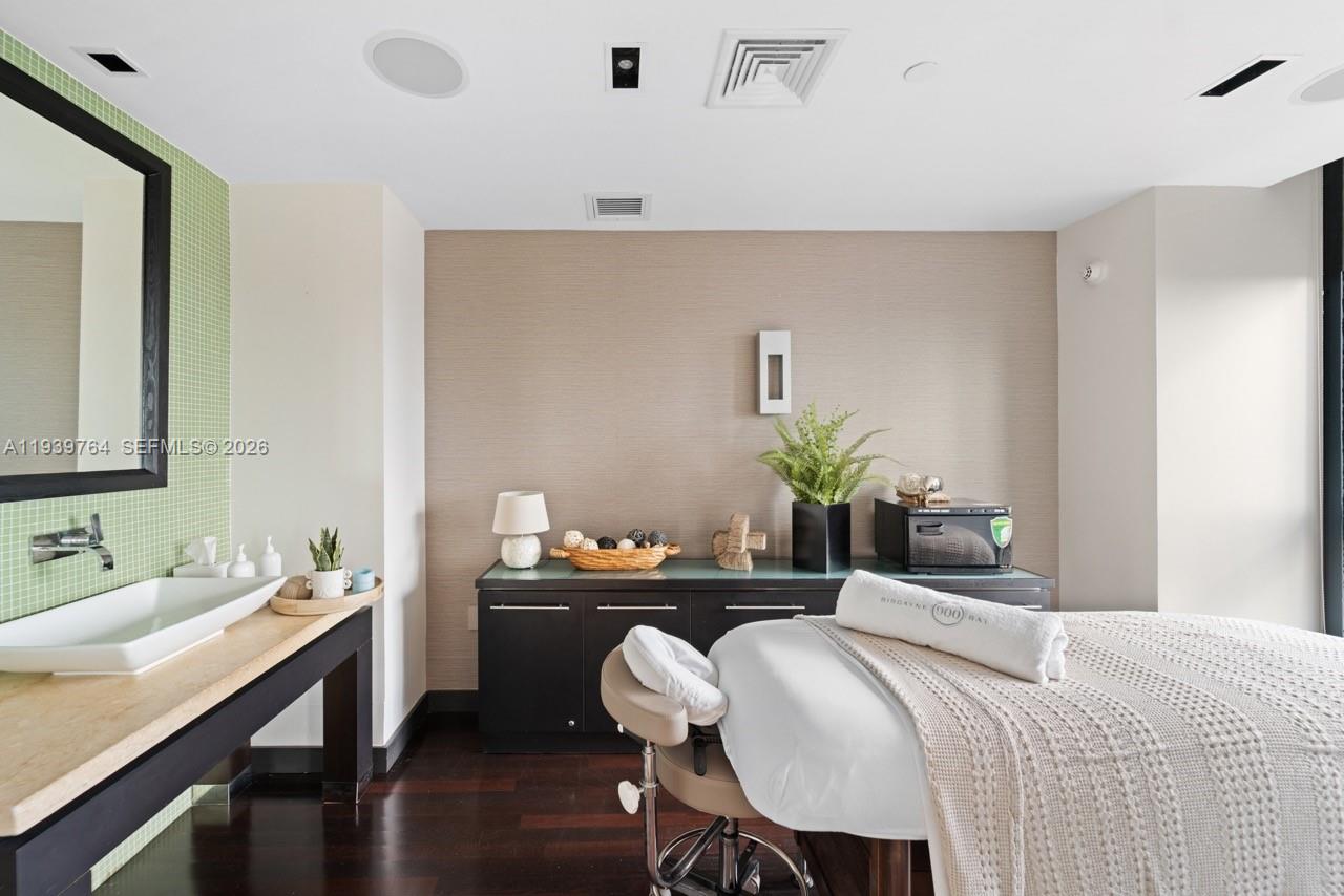 900 BISCAYNE BAY CONDO - Residential