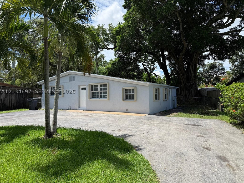 Photo of 5606 Farragut St, Hollywood, FL 33021 (MLS # A12034697)