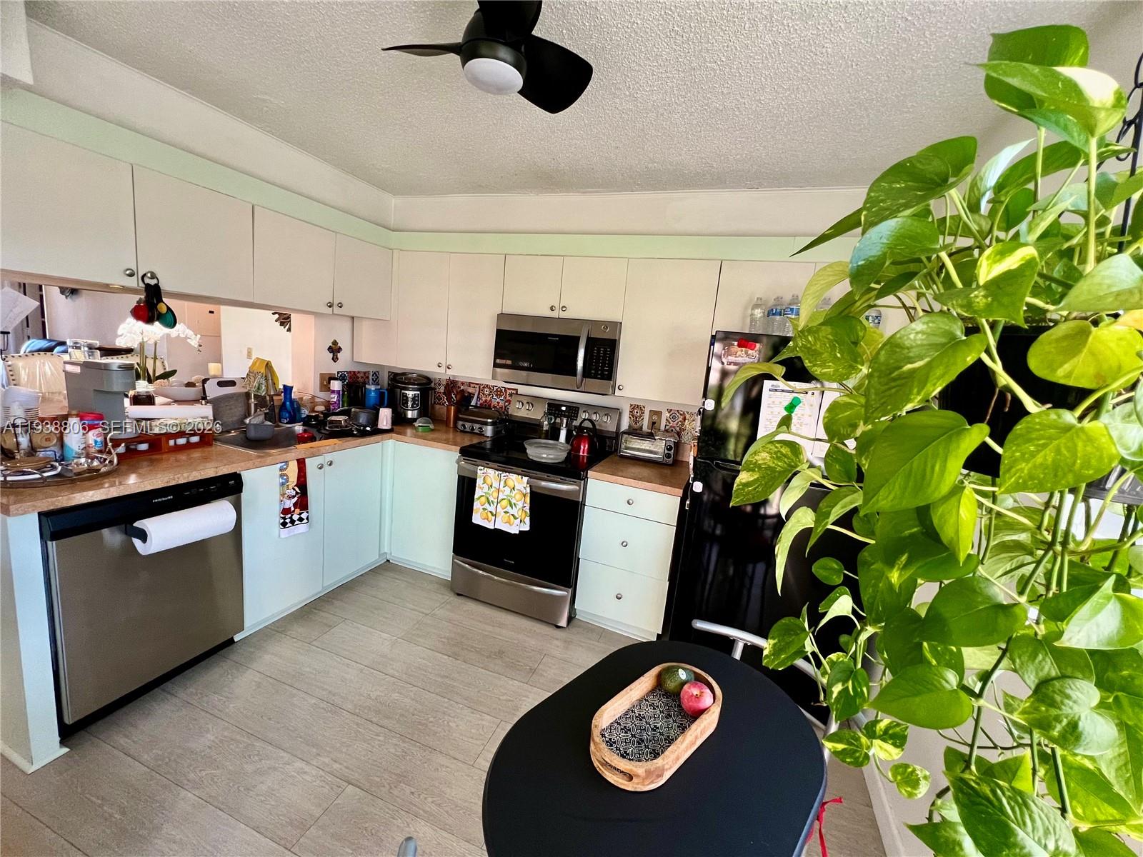 LAKESHORE CONDO 11 - Residential