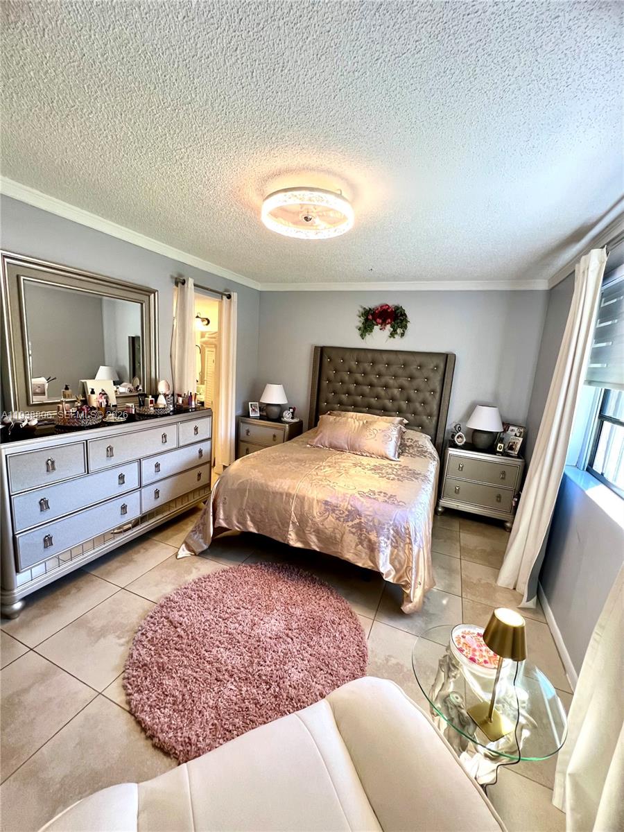 LAKESHORE CONDO 11 - Residential