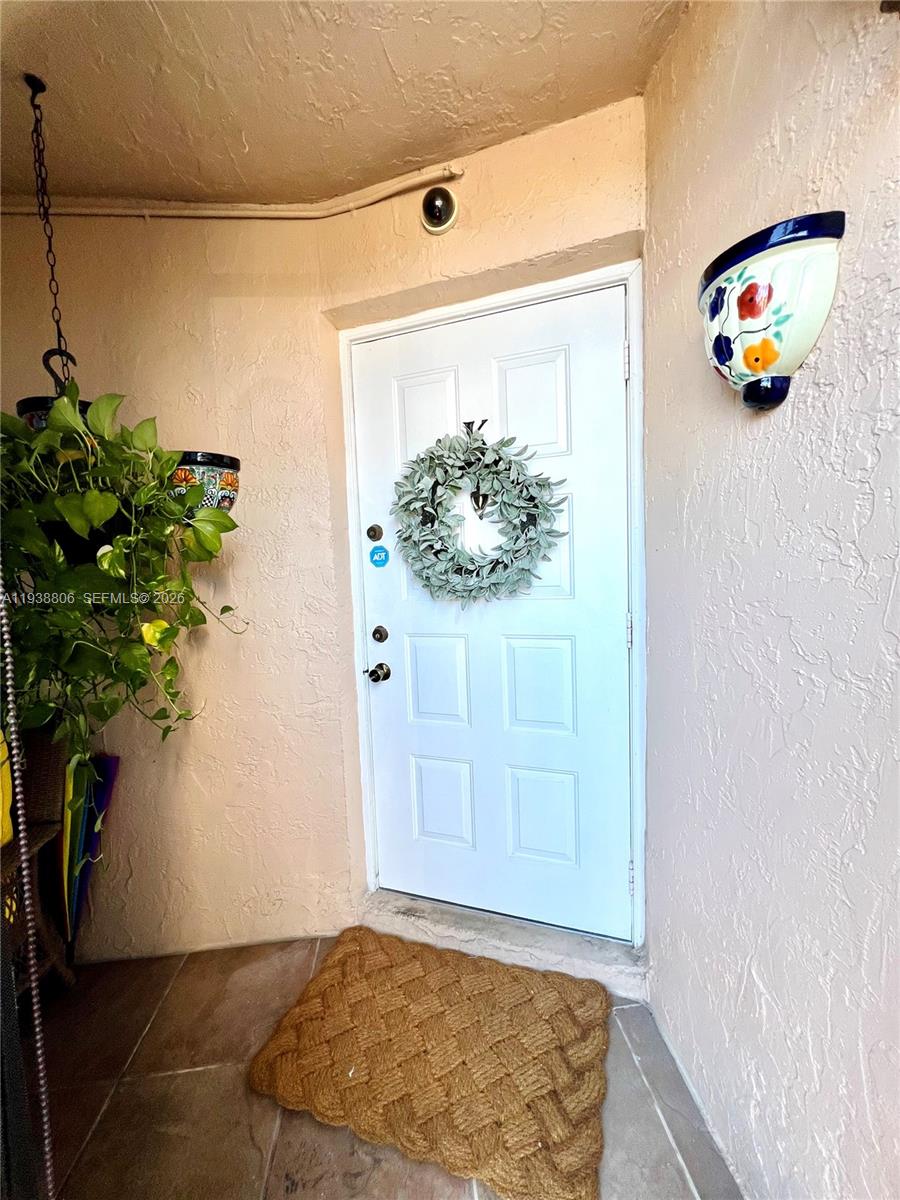 LAKESHORE CONDO 11 - Residential