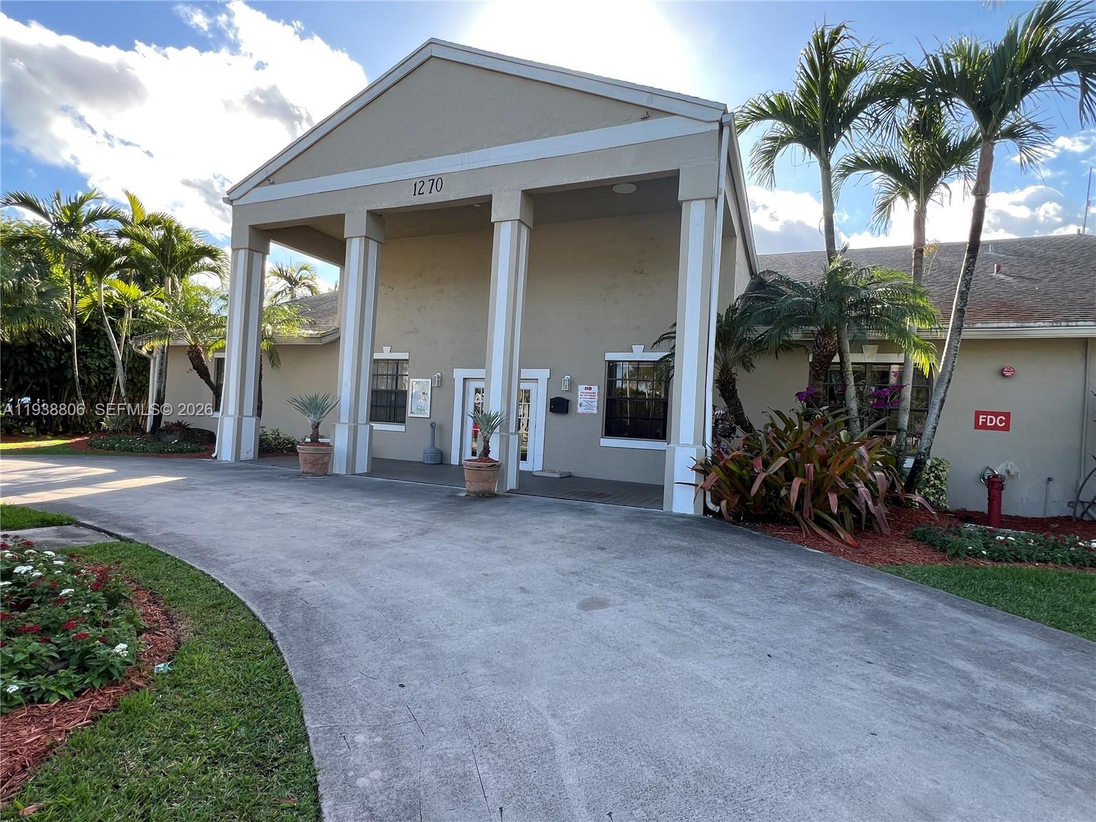 LAKESHORE CONDO 11 - Residential