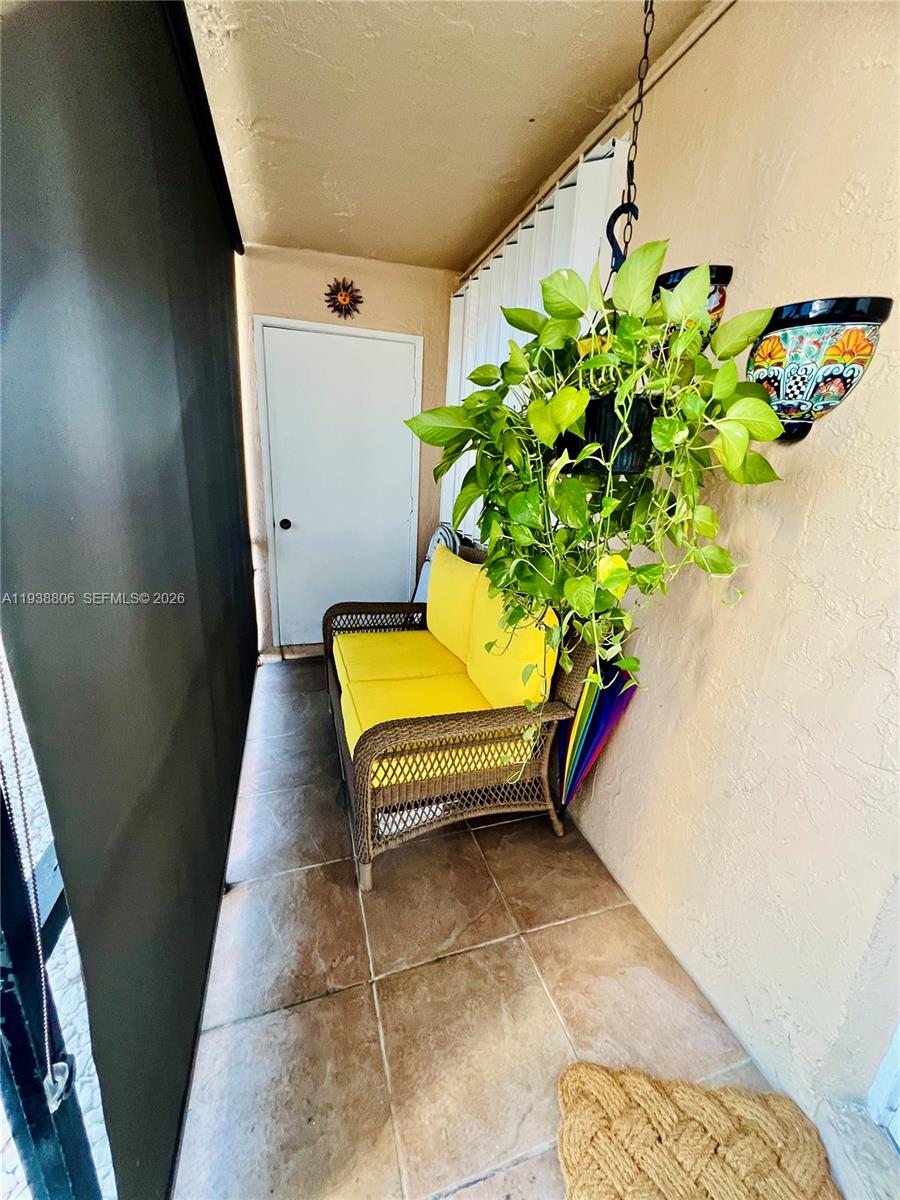 LAKESHORE CONDO 11 - Residential