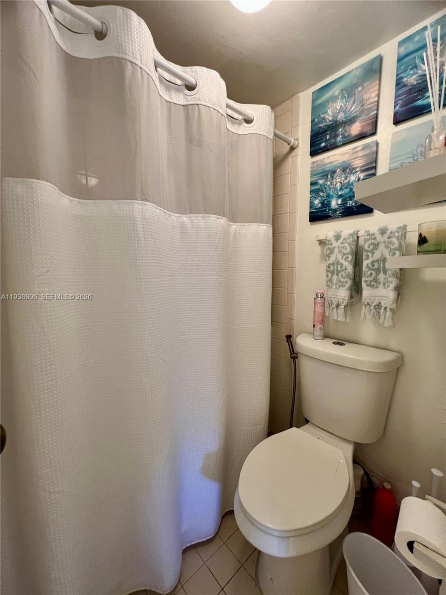 LAKESHORE CONDO 11 - Residential