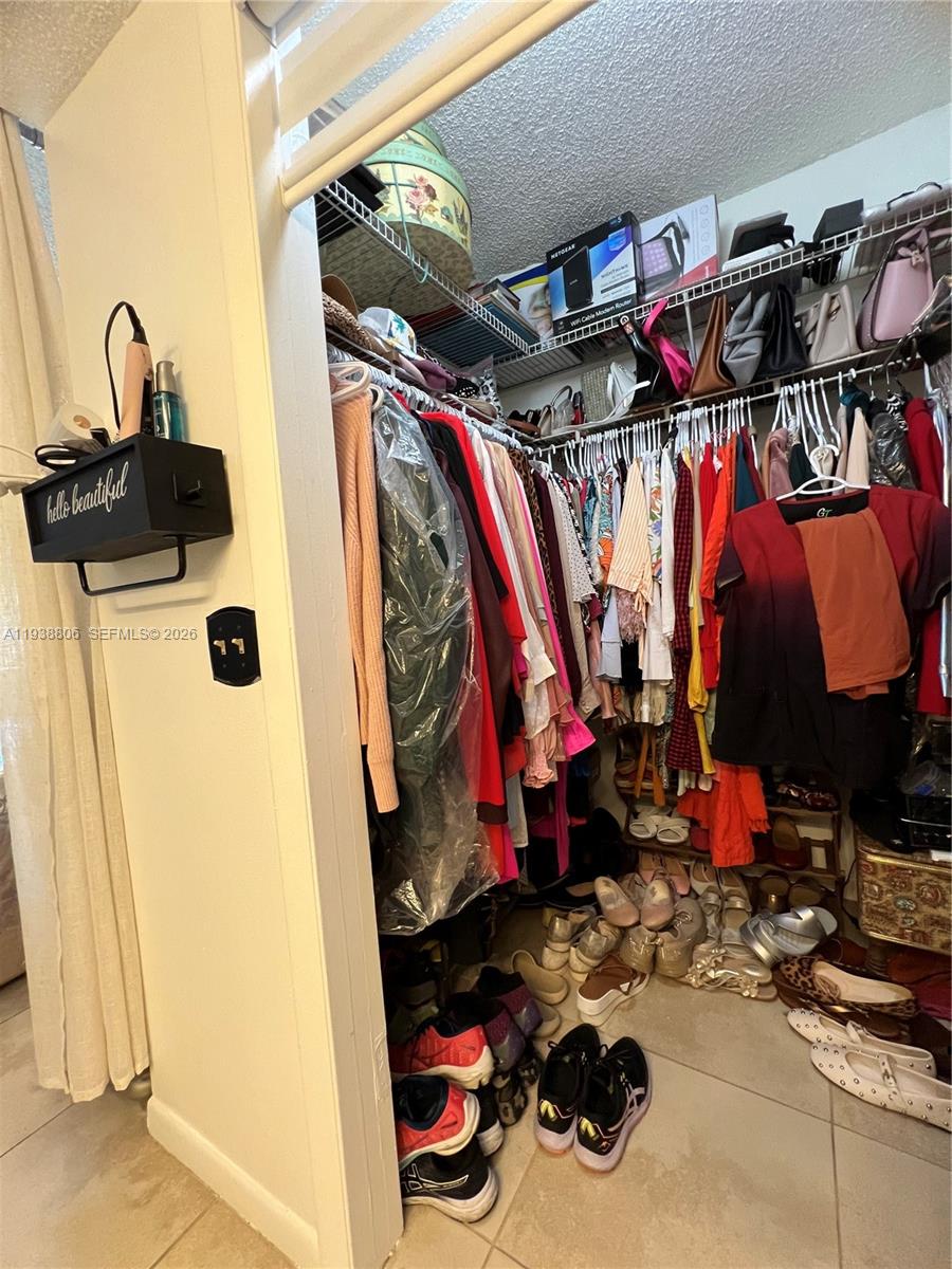 LAKESHORE CONDO 11 - Residential