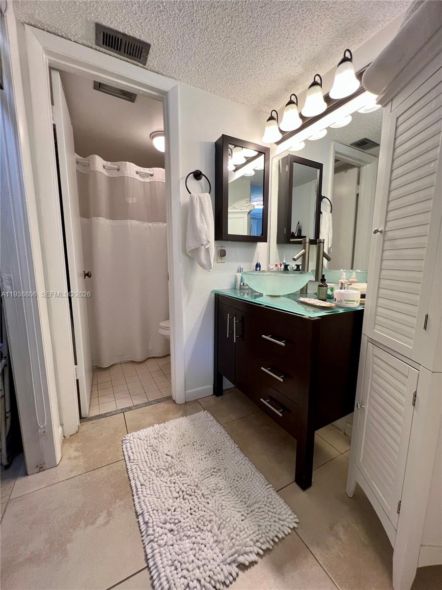 LAKESHORE CONDO 11 - Residential